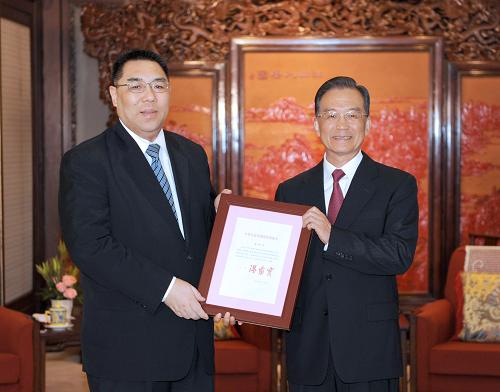 8月11日,中國國務(wù)院總理溫家寶在北京中南海會見新當(dāng)選的澳門特別行政區(qū)第三任行政長官崔世安,并向崔世安頒布任命他為澳門特別行政區(qū)第三任行政長官的國務(wù)院令。新華社記者 馬占成 攝