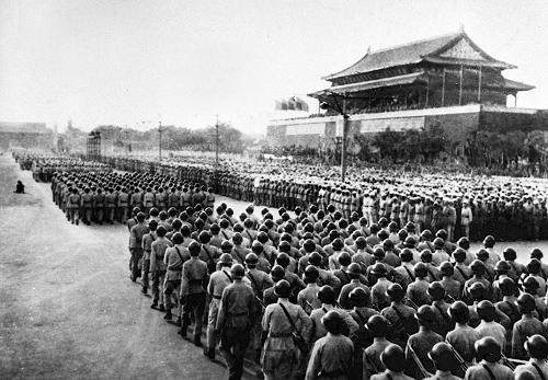 圖為1949年10月1日,中國人民解放軍陸軍方陣通過天安門廣場。新華社發(fā)(高糧攝)(資料照片)