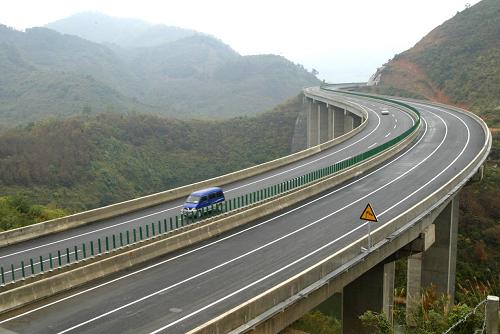 廣西和云南第一條相接高速公路——百羅高速公路2005年12月30日建成通車。新華社發(fā)