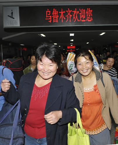 8月19日,拾花工走出烏魯木齊火車站。新華社記者 趙戈 攝