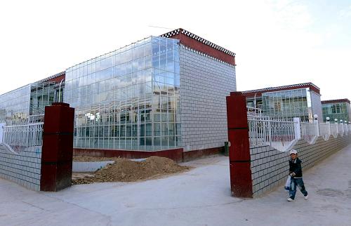 這是尼瑪縣縣城新建的居民太陽(yáng)能采暖樓(8月6日攝)。近年來,藏北“無(wú)人區(qū)”在國(guó)家大力支持下,充分利用當(dāng)?shù)貥O為豐富的太陽(yáng)能資源,廣泛應(yīng)用在照明、取暖、通信、廣播電視等諸多方面,尤其是太陽(yáng)能照明設(shè)備深入到城鎮(zhèn)和鄉(xiāng)村后,使這片高海拔“生命禁區(qū)”90%以上的牧民用上電,徹底告別了使用酥油燈照明的歷史,大大提高了牧民群眾的生活質(zhì)量。新華社記者 唐召明 攝
