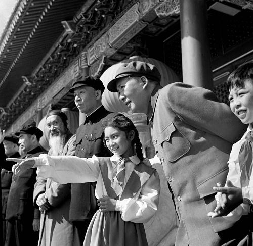 2009年10月1日,即將迎來中華人民共和國60華誕。屆時,一場隆重盛大的閱兵式將在天安門廣場舉行。60年,人民軍隊與共和國一起成長,風(fēng)雨同行。60年,中國人民解放軍從小米加步槍的“多國造”,逐漸邁入正規(guī)化、現(xiàn)代化的時代。60年,國慶典禮上的閱兵式、分列式見證了中國軍人容姿和軍事裝備的變遷。今天,當(dāng)我們推開中國照片檔案館的大門,翻開歷史的書簽,回首在天安門廣場舉行的13次國慶閱兵式,每一個瞬間都足以成為記憶的經(jīng)典。1953年,我國已從建國初期的國民經(jīng)濟(jì)恢復(fù)時期進(jìn)入到第一個五年計劃實施階段,穩(wěn)步展開有計劃的經(jīng)濟(jì)建設(shè)。這一年,是我國實施一五計劃的第一年。10月1日,中華人民共和國成立4周年國慶典禮在北京天安門廣場隆重舉行。上午10時,毛澤東主席和其他黨和國家領(lǐng)導(dǎo)人登上天安門城樓,慶祝典禮正式開始。閱兵式開始后,中國人民解放軍總司令朱德乘車從部隊方陣前駛過,檢閱并向戰(zhàn)士們致以節(jié)日的祝賀。1953年10月1日,中華人民共和國中央人民政府主席毛澤東(右二)和其他黨和國家領(lǐng)導(dǎo)人在天安門城樓上。新華社記者 侯波 攝(資料照片)