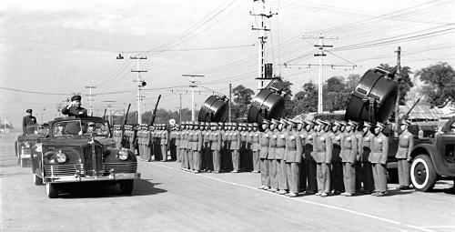 1953年10月1日,朱德總司令檢閱探照燈部隊。 新華社記者 許穎 攝(資料照片)