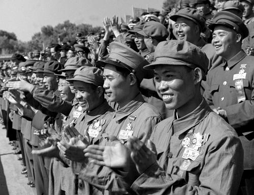 1953年10月1日,抗美援朝戰(zhàn)爭中凱旋的中國人民志愿軍國慶節(jié)歸國觀禮代表團(tuán)在天安門觀禮臺上。1953年7月27日,朝鮮停戰(zhàn)協(xié)定簽署,中國取得了抗美援朝戰(zhàn)爭的最終勝利,鞏固和增強了新中國的獨立、安全和國防力量,顯示和提高了新中國的國威、軍威和世界聲望。 新華社記者 鄒健東 攝(資料照片)