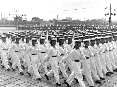 1953年10月1日,中國人民解放軍海軍學(xué)校的方陣參加分列式檢閱。 新華社記者 石少華 攝(資料照片)