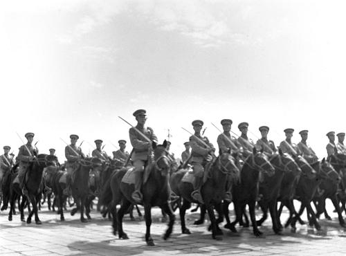 1953年10月1日,中國人民解放軍騎兵方陣通過天安門廣場。 新華社記者 石少華 攝(資料照片)