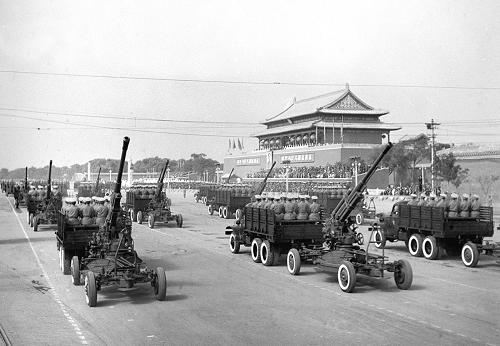 1953年10月1日,中國人民解放軍高射炮方陣通過天安門廣場。 新華社記者 張瑞華 攝(資料照片)