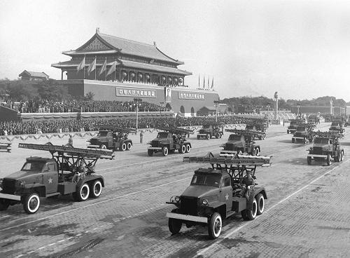 1953年10月1日,中國人民解放軍火箭炮部隊方陣通過天安門廣場。 新華社記者 蔣齊生 攝(資料照片)