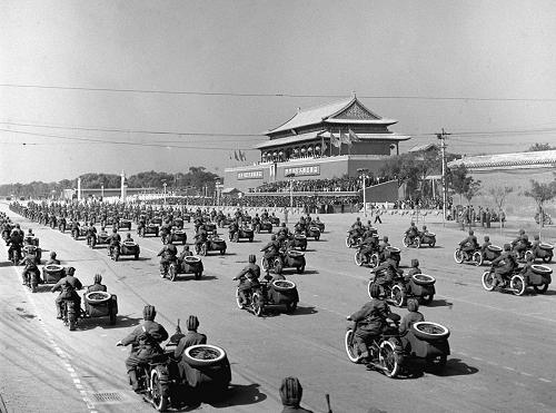 1953年10月1日,中國人民解放軍摩托化部隊通過天安門廣場。 新華社記者 張瑞華 攝(資料照片)