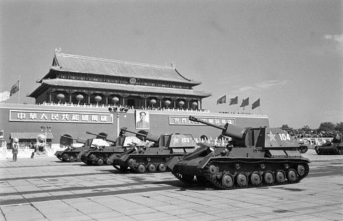 1953年10月1日,中國人民解放軍坦克部隊通過天安門廣場。 新華社發(fā)(資料照片)