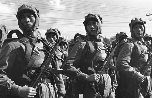 1953年10月1日,中國人民解放軍傘兵部隊參加閱兵式。 新華社記者 許穎 攝(資料照片)