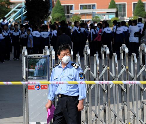 8月31日,衛(wèi)生部門一名工作人員在發(fā)生甲型H1N1流感暴發(fā)疫情的蘭州某中學(xué)大門外值班。據(jù)甘肅省衛(wèi)生廳通報(bào),蘭州市一所中學(xué)發(fā)生甲型H1N1流感暴發(fā)疫情,截至30日15時(shí)已確診26例,首例病例28日確診。甘肅省、蘭州市對(duì)此高度重視并及時(shí)組織救治,患者已被送至定點(diǎn)收治醫(yī)院進(jìn)行隔離治療,所有的密切接觸者都得到妥善隔離觀察,根據(jù)防控要求,目前該校部分有確診病例的班級(jí)已經(jīng)停課。新華社記者 韓傳號(hào) 攝