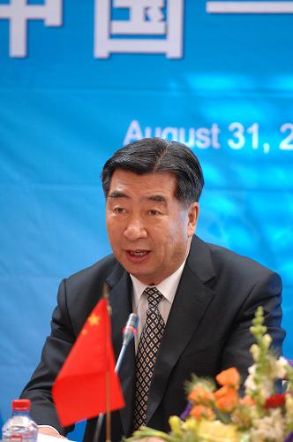 8月31日,正在立陶宛進(jìn)行正式訪問的中國國務(wù)院副總理回良玉出席在立陶宛首都維爾紐斯舉行的中國-立陶宛企業(yè)家座談會(huì)并致辭。中國-立陶宛企業(yè)家座談會(huì)當(dāng)日在立陶宛首都維爾紐斯舉行,兩國政府官員及企業(yè)家代表出席了座談會(huì)。 新華社記者 楊德洪 攝