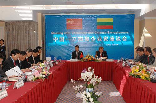 8月31日,中國-立陶宛企業(yè)家座談會(huì)在立陶宛首都維爾紐斯舉行。兩國政府官員及企業(yè)家代表出席了座談會(huì)。 新華社記者 楊德洪 攝
