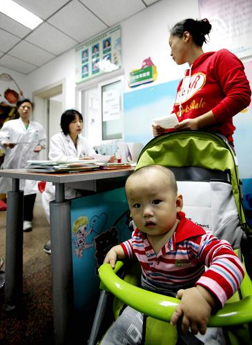 9月10日,一位小朋友在北京市月壇社區(qū)衛(wèi)生服務中心準備接種流感疫苗。 新華社記者 汪永基 攝