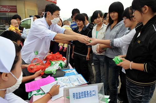 9月20日,醫(yī)護(hù)人員為社區(qū)居民發(fā)放預(yù)防流感藥劑。新華社發(fā)(陳力 攝)