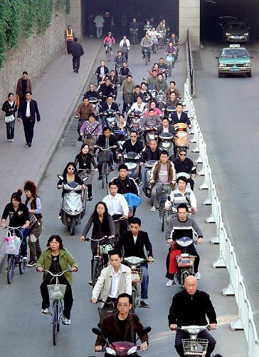 9月22日,許多市民騎自行車和步行出行。當(dāng)日是第3個(gè)“中國城市無車日”,今年“無車日”的主題是“健康環(huán)保的步行和自行車交通”。許多鄭州市民放棄駕車一天,選擇步行或者騎自行車出行,在給空氣和交通“減負(fù)”的同時(shí),也讓自己體驗(yàn)到了運(yùn)動(dòng)帶來的健康與快樂。新華社記者 王頌 攝