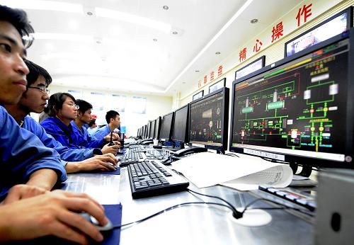 9月22日,華能長(zhǎng)春生物質(zhì)熱電廠工作人員正對(duì)1號(hào)機(jī)組進(jìn)行操作。近日,華能長(zhǎng)春生物質(zhì)熱電廠新建工程1號(hào)機(jī)組通過(guò)試運(yùn)行,正式投產(chǎn)發(fā)電。該機(jī)組農(nóng)作物秸稈年處理能力20余萬(wàn)噸,將實(shí)現(xiàn)年產(chǎn)值1.08億元人民幣,并為當(dāng)?shù)剞r(nóng)民提供200多個(gè)就業(yè)崗位。華能長(zhǎng)春生物質(zhì)熱電廠位于長(zhǎng)春市雙陽(yáng)區(qū),是中國(guó)華能集團(tuán)首個(gè)生物質(zhì)發(fā)電示范工程。該工程主要利用農(nóng)作物秸稈作為發(fā)電燃料,僅秸稈收購(gòu)一項(xiàng),每年就可為當(dāng)?shù)剞r(nóng)民帶來(lái)近5000萬(wàn)元人民幣的收入。新華社記者 王昊飛 攝