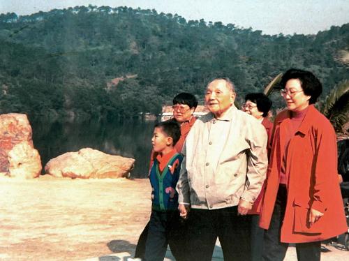 這是1992年1月22日,鄧小平同志在深圳仙湖植物園參觀(資料照片)。1992年春,中國改革開放的總設(shè)計師鄧小平,再次視察我國南方一些地區(qū)并發(fā)表了重要談話,從理論上回答了一系列關(guān)于中國改革發(fā)展的重大認識問題,把改革開放和現(xiàn)代化建設(shè)推向了新的發(fā)展階段。 新華社發(fā)