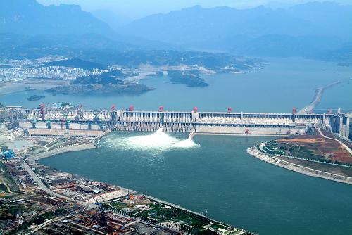 2006年5月20日,位于中國湖北省宜昌三斗坪的三峽大壩全線建成。這是2006年5月14日拍攝的三峽大壩全景(資料照片)。新華社記者 杜華舉 攝