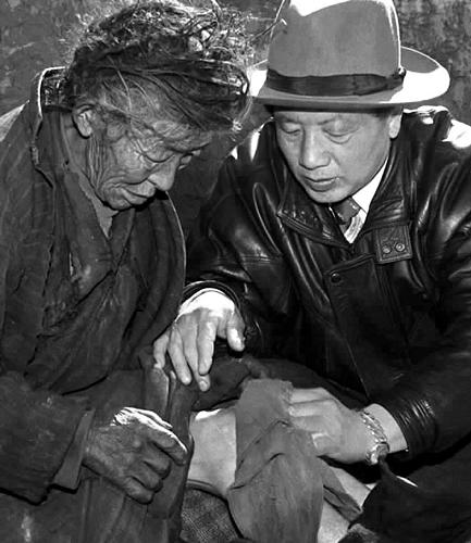這是孔繁森(右)在阿里日土縣過巴鄉(xiāng)為孤寡老人益西卓瑪治?。ㄙY料照片)。 新華社發(fā)