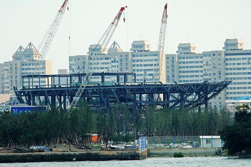10月11日拍攝的正在建設(shè)中的上海世博會沙特館。 新華社發(fā)