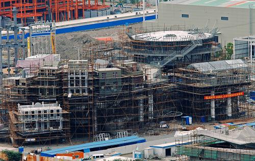 這是10月11日拍攝的建設(shè)中的上海世博會荷蘭館。 新華社發(fā)