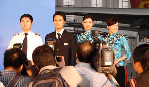 10月12日,東航“世博志愿者號(hào)”彩繪飛機(jī)首航機(jī)組人員亮相。在2010年上海世博會(huì)開幕倒計(jì)時(shí)200天來臨之際,東方航空公司在上海虹橋機(jī)場(chǎng)舉行“世博志愿者號(hào)”彩繪飛機(jī)揭幕儀式。據(jù)悉,這是東航為世博會(huì)提供的6架彩繪“世博號(hào)”飛機(jī)中的第3架。新華社發(fā)(黃國(guó)慶 攝)