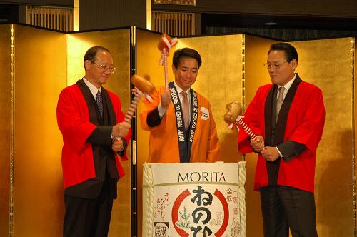 10月17日,在日本名古屋,中國國家旅游局局長邵琪偉(左)、日本國土交通大臣前原誠司(中)和韓國文化體育觀光部長官柳仁村(右)以敲開酒桶的方式啟動第四屆中日韓旅游部長會議。第四屆中國、日本、韓國旅游部長會議17日晚在日本名古屋開幕。中日韓三國旅游部門領(lǐng)導(dǎo)人表示,將進(jìn)一步加強(qiáng)三國旅游合作,攜手共進(jìn),應(yīng)對危機(jī)。 新華社記者劉華攝