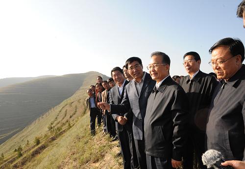 這是10月17日,溫家寶來到定西市巉口鎮(zhèn)趙家鋪村,登上金盆山考察退耕還林情況。新華社記者 李學仁 攝