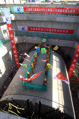10月20日,經(jīng)過(guò)5個(gè)多月的艱苦施工,2010年上海世博會(huì)重大交通配套工程龍耀路越江隧道北線實(shí)現(xiàn)結(jié)構(gòu)貫通。龍耀路越江隧道位于上海徐匯區(qū)和浦東新區(qū),全長(zhǎng)4040米。隧道北線盾構(gòu)段長(zhǎng)1146米,隧道直徑為11.38米。目前,該隧道南線江中段盾構(gòu)緊隨其后,有望于下月實(shí)現(xiàn)雙線貫通,從而確保在世博會(huì)召開(kāi)前實(shí)現(xiàn)竣工通車。新華社發(fā)