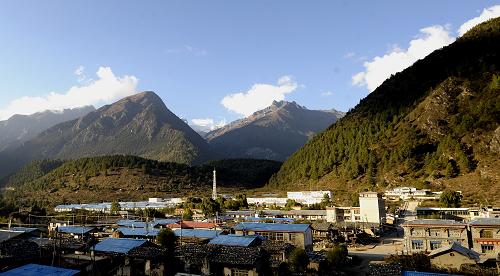 吉隆鎮(zhèn)全景(10月20日攝)。新華社記者 普布扎西 攝