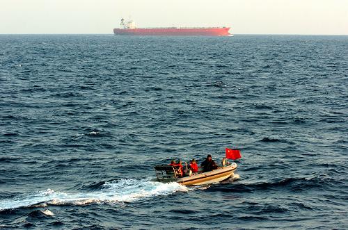 10月23日,中國海軍護航編隊“舟山”艦搭載特戰(zhàn)隊員的艦載小艇正在進行巡邏警戒。 新華社記者 郭剛 攝