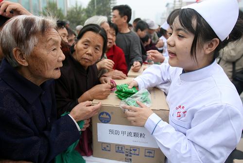 10月30日,在運(yùn)城市南風(fēng)廣場(chǎng)發(fā)放點(diǎn),醫(yī)務(wù)人員向市民免費(fèi)發(fā)放預(yù)防甲型H1N1流感中藥。當(dāng)日,山西省運(yùn)城市在南風(fēng)廣場(chǎng)設(shè)立發(fā)放點(diǎn),免費(fèi)向市民發(fā)放預(yù)防甲型H1N1流感中藥,同時(shí)向社會(huì)公布藥劑配方,引導(dǎo)市民科學(xué)預(yù)防甲型流感。新華社發(fā)(薛俊 攝)