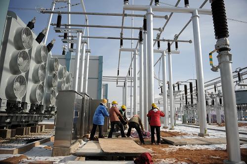 11月19日,永登750千伏變電站工作人員在進行最后的安裝調(diào)試。 新華社記者 聶建江 攝