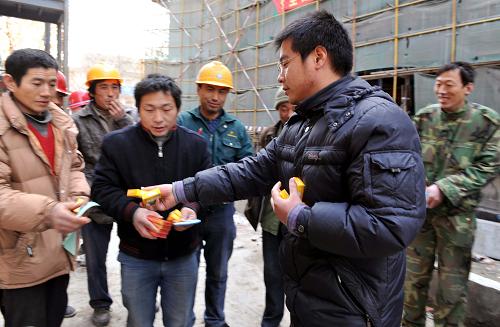 11月27日,醫(yī)務人員向農(nóng)民工贈送計生用品和艾滋病防治宣傳冊。當日,為迎接12月1日“世界艾滋病日”的到來,山東省濟南市天橋區(qū)疾控中心和堤口路街道辦事處工作人員來到轄區(qū)內(nèi)建筑工地,現(xiàn)場為農(nóng)民工講解防控艾滋病的知識,并為他們免費發(fā)放安全套等計生用品。新華社記者 朱崢 攝