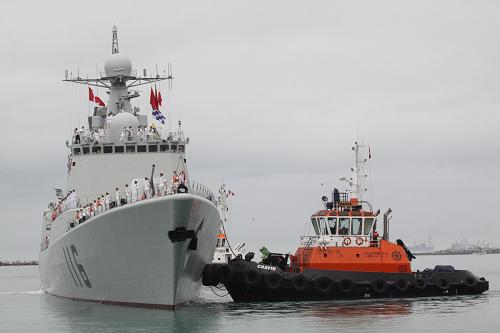 12月3日,中國海軍“石家莊”號(hào)導(dǎo)彈驅(qū)逐艦駛?cè)朊佤斪畲蟮母劭诳▉喍怼?新華社發(fā)
