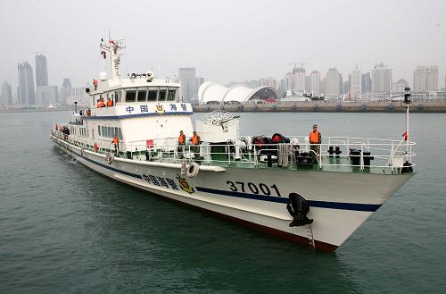 12月4日,新型海警巡邏艦駛離青島奧帆碼頭投入海上巡邏。當(dāng)日,山東公安邊防總隊(duì)在青島奧帆中心舉行列編儀式,慶祝山東海域最大的新型海警執(zhí)法艦投入使用。這艘編號(hào)為37001的執(zhí)法艦全長(zhǎng)63.5米,滿載排水量650噸,最大航速27.26節(jié),續(xù)航能力達(dá)2000海里,是目前黃渤海水域噸位最大、裝備最先進(jìn)、現(xiàn)代化程度最高的海警巡邏艦。它的投入使用將大大提高山東海警部隊(duì)海上執(zhí)法職能,維護(hù)國(guó)家安全和海域治安秩序。新華社記者 朱崢 攝