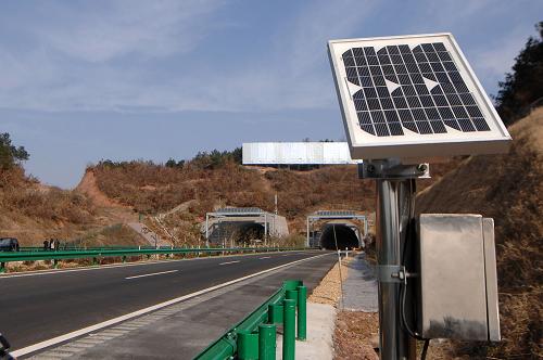 這是六潛高速公路獅子尖隧道口利用太陽能板提供能源進行紅外線監(jiān)測(12月5日攝)。剛剛建成的安徽六(安)潛(山)高速公路獅子尖隧道照明工程中,首次采用太陽能和風(fēng)能發(fā)電互補離網(wǎng)供電系統(tǒng),既節(jié)省了電能,又降低了發(fā)電設(shè)備的配置和成本,相對提高了照明燈的使用壽命。新華社記者 王雷 攝