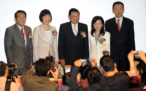 12月1日,臺灣海基會董事長江丙坤(中)、中國人民銀行副行長胡曉煉(左二)等出席兩岸金融學術(shù)研討會開幕式。第十五屆兩岸金融學術(shù)研討會12月1日在臺北開幕。這是兩岸簽署3項金融監(jiān)理合作備忘錄(MOU)后,兩岸金融監(jiān)管機關(guān)負責人、金融業(yè)界和學界人士首度在臺進行研討和交流。 新華社發(fā)(吳景騰 攝)