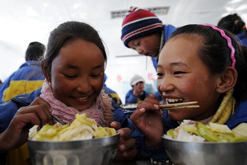 12月9日,西藏達(dá)孜縣幫堆鄉(xiāng)完全小學(xué)學(xué)生在吃午飯。近日,西藏自治區(qū)教育廳在全區(qū)范圍內(nèi)再次提高農(nóng)牧民子女義務(wù)教育“三包”經(jīng)費(fèi)標(biāo)準(zhǔn),這是1985年國(guó)家撥出??顚?duì)西藏義務(wù)教育階段的農(nóng)牧民子女實(shí)行包吃、包住、包學(xué)習(xí)費(fèi)用的“三包”政策以來(lái),第8次提高經(jīng)費(fèi)標(biāo)準(zhǔn)。目前,西藏農(nóng)牧民子女義務(wù)教育“三包”經(jīng)費(fèi)標(biāo)準(zhǔn),小學(xué)生每生每學(xué)年為1750元,初中生為1850元;邊境縣、鄉(xiāng)小學(xué)生每生每學(xué)年為1850元,初中生為1950元。新華社記者 覺(jué)果 攝