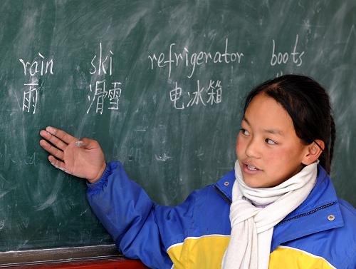 12月9日,西藏達(dá)孜縣幫堆鄉(xiāng)完全小學(xué)六年級(jí)學(xué)生在上英語(yǔ)課。新華社記者 覺(jué)果 攝