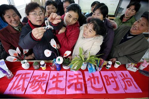 12月11日,江蘇泰州市民在“低碳生活”金點(diǎn)子征集大賽上了解家用節(jié)水水龍頭的性能。 新華社發(fā)(顧俊 攝)
