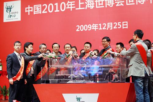 12月25日,12名世博建設(shè)功臣打開慶功酒慶??⒐ぁP氯A社記者 任瓏 攝