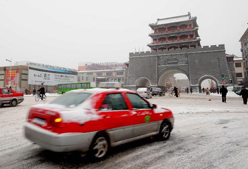 12月25日,沈陽街頭被白雪覆蓋。12月24日夜間到25日白天,遼寧省遭受寒潮,出現(xiàn)大風(fēng)降溫天氣。新華社發(fā)(張文魁 攝)