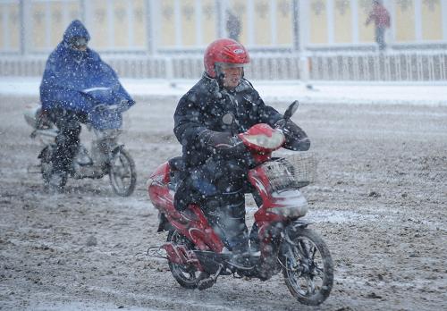 1月3日早晨,幾名騎車人行進(jìn)在雪中。從2日后半夜起,天津全市降下大雪。 新華社記者 劉海峰 攝