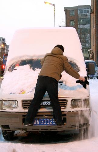 1月4日,一名天津市民在清理汽車上厚厚的積雪。天津市1月3日持續(xù)下了一整天的大雪,氣象專家表示該地區(qū)日降雪量突破了1951年以來的一月份歷史極值。4日是元旦假期后的首個工作日,眾多天津市民選擇步行或乘坐公共交通工具出行。 新華社發(fā)(劉嘉琪 攝)