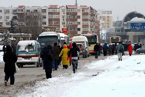1月4日,不少天津市民踩著道路上厚厚的積雪步行上班。 新華社發(fā)(劉嘉琪 攝)