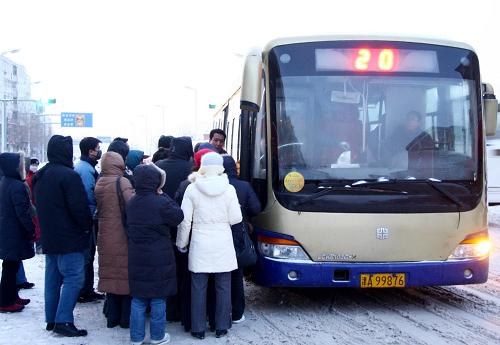 1月4日,一些天津市民在公交站乘車上班。 新華社發(fā)(劉嘉琪 攝)