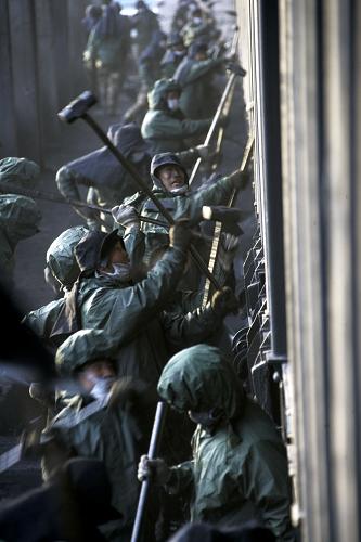 1月12日,在河北石家莊華能集團(tuán)上安電廠,武警官兵用鐵錘重?fù)暨\(yùn)煤列車車廂以震碎凍結(jié)的煤塊。近期,受強(qiáng)冷空氣影響,運(yùn)往石家莊華能集團(tuán)上安電廠的電煤被凍,造成卸運(yùn)困難。武警河北總隊(duì)三支隊(duì)接到求援后,迅速出動(dòng)300余名官兵幫助搶卸電煤,連續(xù)奮戰(zhàn)數(shù)天,確保了華北電網(wǎng)的正常供電。新華社發(fā)(余洪恩 攝)